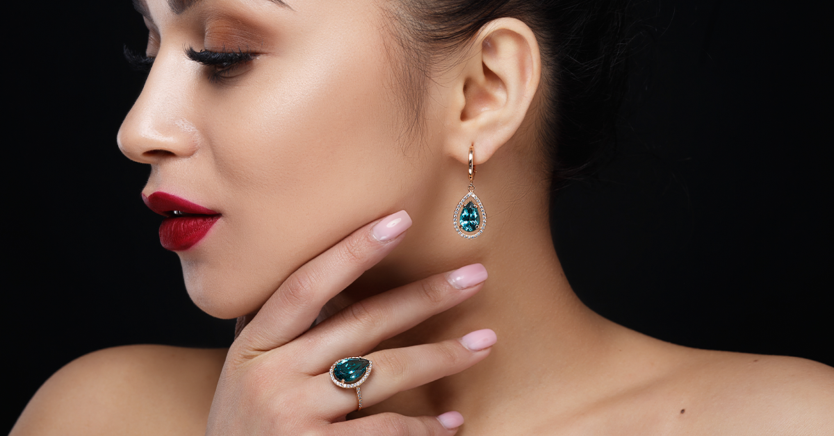 How to wear Emerald Earrings and look glamorous