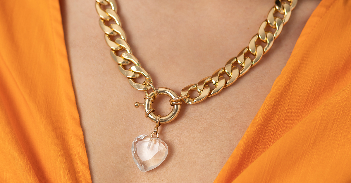 5 Fashionable Ways to Wear a Gold Chain - Dot Com Women