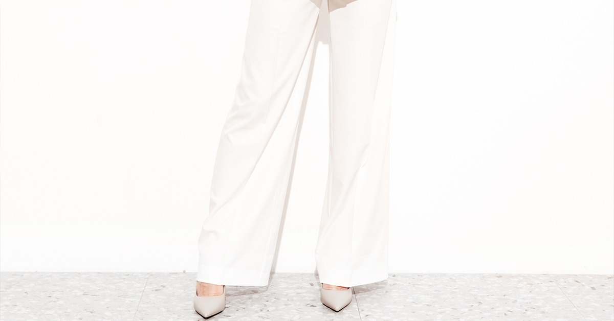 High-waist pants with wide leg and front slits in white | D2line