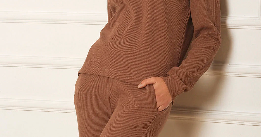 Basic guide to wearing the Brown Sweatshirt in style