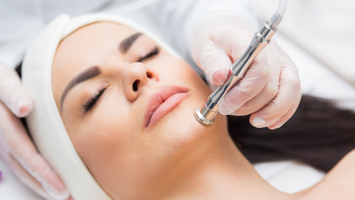 How does facial microdermabrasion work?
