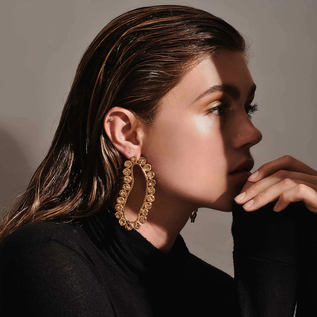 Elegance and Art: How to Style Your Earrings for Yourself – Onpost