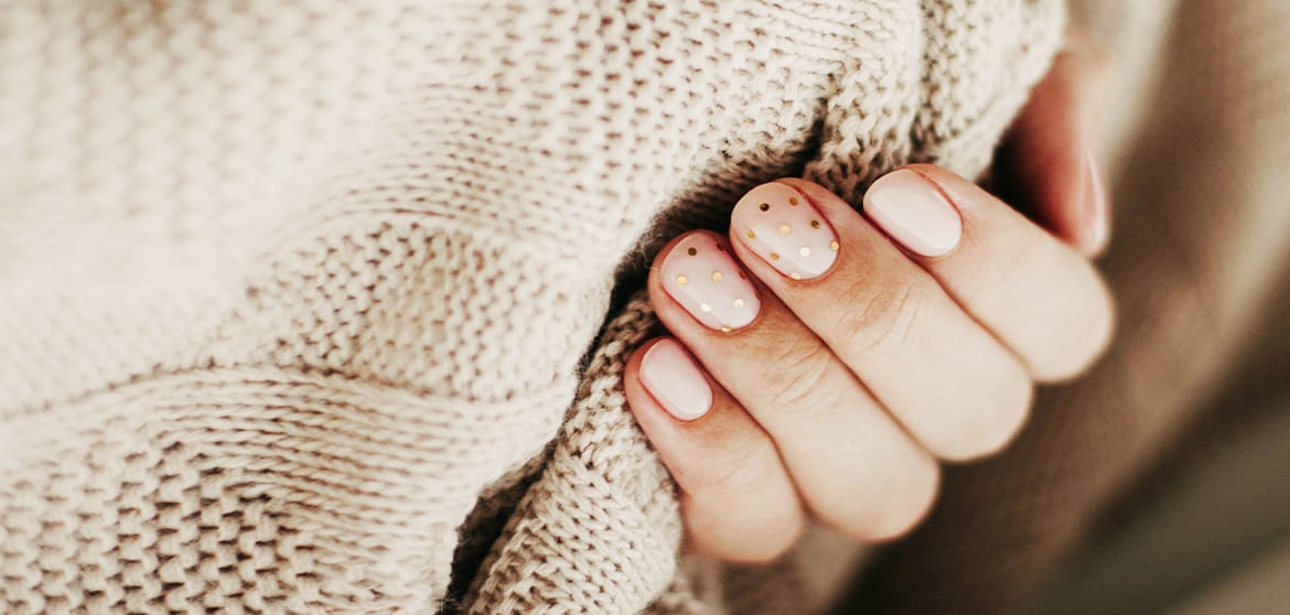 Ideas para usar las uñas color nude con decorados minimalistas